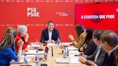 Jos� Ram�n G�mez Besteiro, en la reuni�n que mantuvo para preparar el debate con el grupo parlamentario del PSdeG, que difundi� la imagen.