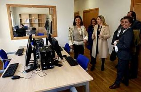 La conselleira de Traballo e Benestar, Beatriz Mato, en el centro, visit� ayer las instalaciones.