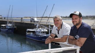 Jos� Juan (esquerda) e Javier Lesteg�s, coas s�as lanchas detr�s no porto de Foz