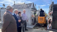 El alcalde, segundo por la izquierda, en la visita de ayer al cementerio