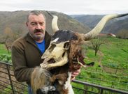 Gonz�lez cunha m�scara de maragato, un dos personaxes t�picos do Entroido Ribeirao. 