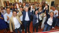 El presidente del PP en Pontevedra, Luis Lpez (a la derecha) comparte ademn victorioso con el lder del PPdeG, Alfonso Rueda, y otros cargos del partido,das despus de las elecciones municipales