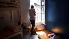 Un recluso observa por la ventana de una prisi�n en Francia.