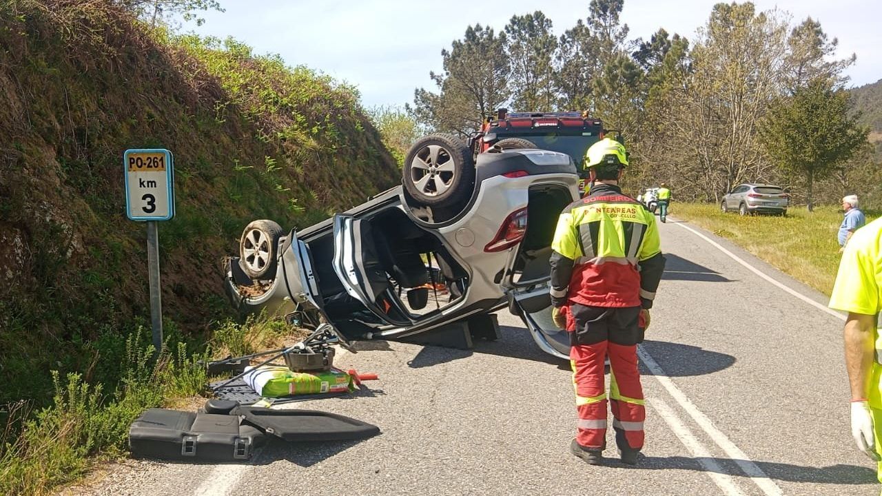 Rescatan a un conductor atrapado en un coche volcado en Mondariz