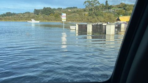 Imagen desde un veh�culo en la que se aprecia hasta d�nde lleg� el agua en el paseo de Betanzos.
