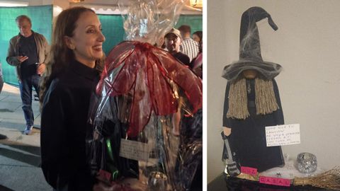 A la izquierda, Luz Casal recogiendo su regalo tras el concierto del pasado s�bado en A Coru�a. A la derecha, la bruja que le entregaron, obra de la ferrolana Ver�nica Castro.