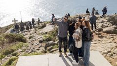 El entorno del faro de Fisterra estuvo muy concurrido a lo largo del d&iacute;a de ayer