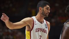 Santi Aldama durante el partido entre Espa�a y Bahamas.