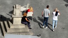 La estructura base sin la parte superior del cruceiro, en la plaza de Jacinto Benavente
