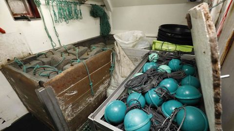 Piedras para fondear el palangre y boyas para que flote entre aguas