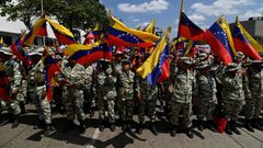 Miembros de la Milicia Bolivariana ondean banderas durante un evento para conmemorar el 36 aniversario del levantamiento social conocido como Caracazo, que el fallecido presidente Hugo Ch�vez dijo que marc� el inicio de su revoluci�n.
