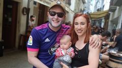 Marcos Jimnez y Mara Beltrn, de Len, con su pequea Jana en brazos, que tambin va al Resu