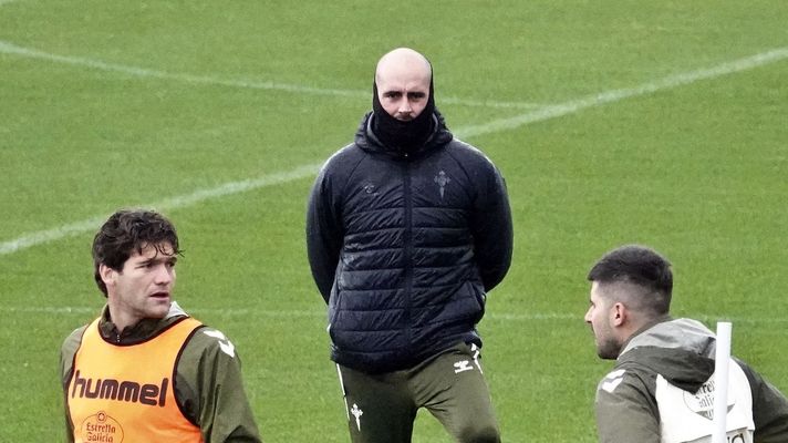Claudio Girldez, en presencia de Marcos Alonso y Christian Fernndez, dirigiendo un entrenamiento reciente del Celta.