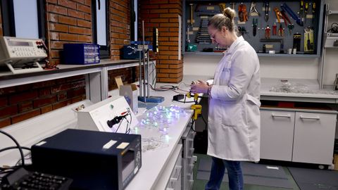En el laboratorio hay cinco departamentos. Adem�s del de juguetes, hay uno el�ctrico en el que se analizan antes de las Navidades las guirnaldas y los juegos de luces para comprobar que funcionan de acuerdo a la normativa.