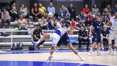 Accin ofensiva del Cisne en el partido de este sbado ante el OAR Corua