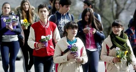 El instituto Castro Alobre repartió medio millar de pensamientos entre sus alumnos para recordar a la escritora.