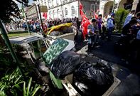 La manifestaci�n de Nosti�n pasa ante varios contenedores llenos de basura en la Marina.