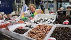 Mar�a May�n vende xouba de Rianxo en la plaza de Ribeira