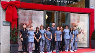 El equipo de Clínica Torres, ante la fachada del 32 de García Barbón, en Vigo.