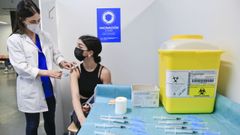 Una joven recibe la vacuna contra el covid-19 en Lugo