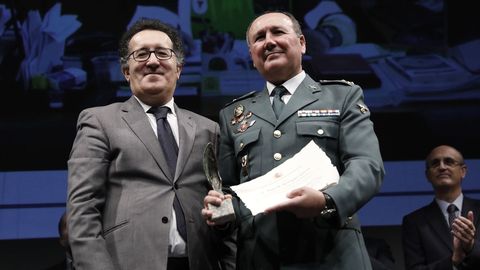 El capit�n jefe del subsector de tr�fico de la Guardia Civil, �ngel R. Rodr�guez Garc�a, recibi� la distinci�n de manos del presidente de la Audiencia Provincial, Antonio Pi�a.