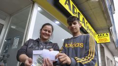 Lourdes C�spedes y su hijo Ezequiel Aponte ense�an el billete y la carta recibida en Arca Gourmet. All� sirven desde desayunos calientes para los peregrinos extranjeros, como revuelto de huevos y tortilla de patatas, hasta un buen caf�, �pan tumaca�, o yogures artesanales, entre otras muchas cosas.