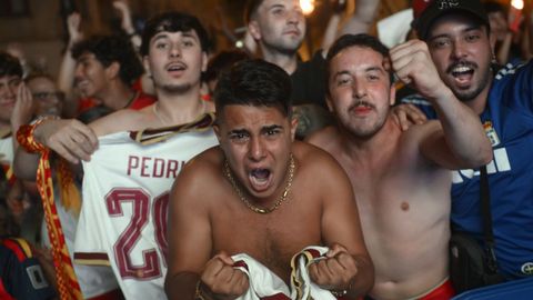 Aficionados en la Plaza de la Catedral de Oviedo celebran el triunfo de la selecci�n espa�ola