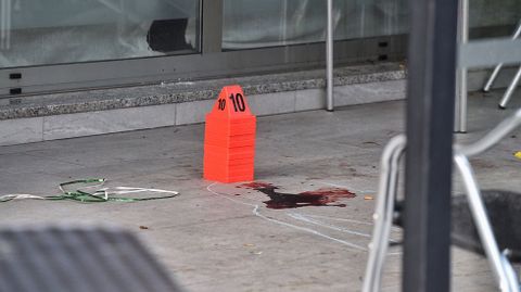 En la zona donde cay el joven muerto (marcada con una silueta en el suelo) haba sangre