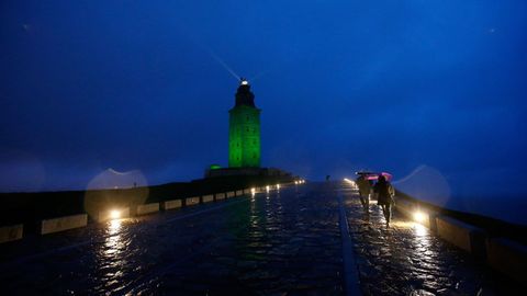 A torre de Hrcules, iluminada coa cor verde polo da de San Patricio, patrn de Irlanda.