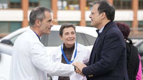 El consejero de Salud del Pa�s Vasco, Alberto Mart�nez, saluda a los responsables del centro de salud Agurain Salvatierra Vitoria despu�s de que se administraron 262 vacunas caducadas