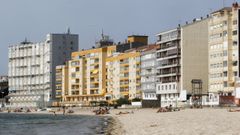 Edificios en primera l�nea de playa de Vilagarc�a de Arousa.