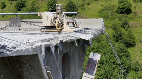 Uno de los vanos del viaducto se hundi por completo, desplazando un pilar.