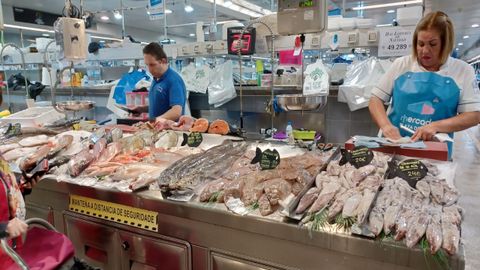 Las pescaderas recomiendan los productos de proximidad, como los calamares de la r�a o la lubina 