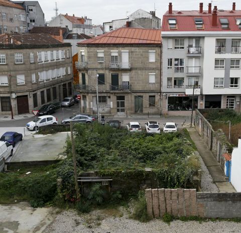 <span lang= es-es >Suciedad</span>. Los vecinos lamentan que algunos propietarios no limpian sus fincas y contribuyen a dar una imagen de abandono en el barrio.