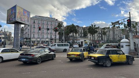 Un cruce de Alejandr�a, con taxis de la marca rusa Lada de los a�os 70.