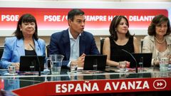 El secretario general del PSOE, Pedro S�nchez; la presidenta del partido, Cristina Narbona (i); la portavoz, Adriana Lastra (d), y la vicepresidenta, Carmen Calvo (d) durante una reuni�n de la Ejecutiva Federal del partido, este lunes en Ferraz