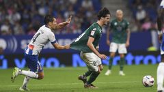 Oliv�n agarrando a Cubero en el choque entre Espanyol y Racing.