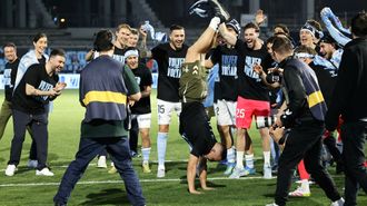 Jugadores y cuerpo t�cnico del Celta, celebrando la clasificaci�n para la Europa League.
