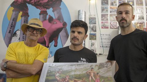 Rodrigo Cuevas, entre su representante Carlos Barral y el dise�ador Ricardo Villoria, en la presentaci�n de su �ltimo disco en Oviedo