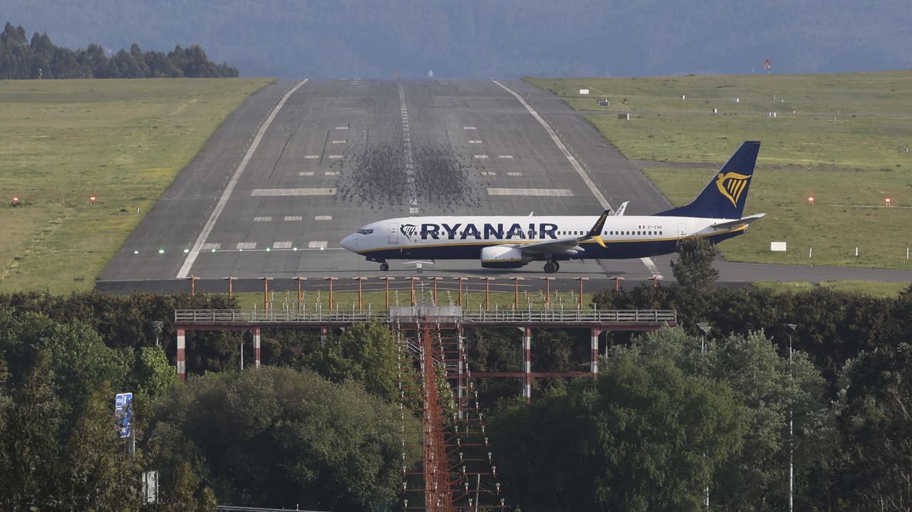 Ryanair vuelve a recortar rutas en Santiago pese a perder 123.000 usuarios en solo dos meses