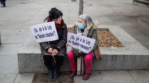 Dos mujeres en las puertas del Congreso en Madrid donde entregaron 74.000 firmas el mes pasado para pedir el desbloqueo de la ley