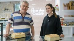 Andrs y Alba posan con las bicas que hacen en su pastelera de Vern