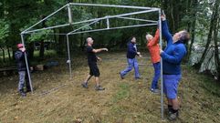 Montaje de una caseta en el campo de la fiesta de la parroquia de A Parte