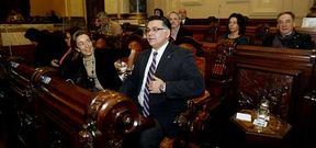 Los concejales conservadores Julio Flores y Rosa Gallego, en la bancada del gobierno del sal�n de plenos.