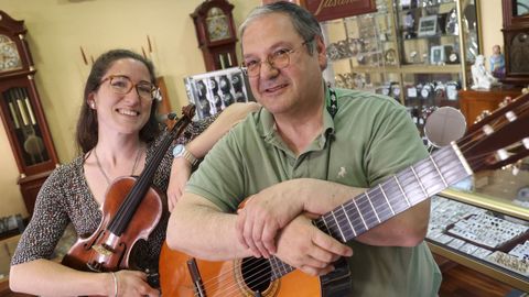 Los integrantes del do Dopaflor, Florencia y Dopa, en la relojera con sus instrumentos