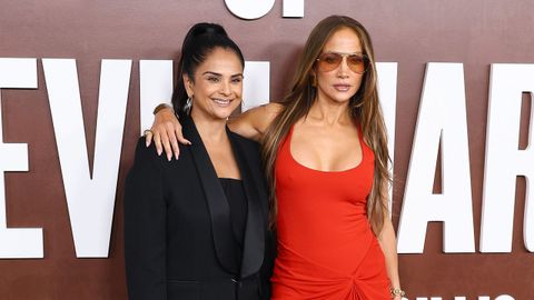 Bela Bajaria, directora de contenidos de Netflix, con Jennifer Lopez en un estreno.