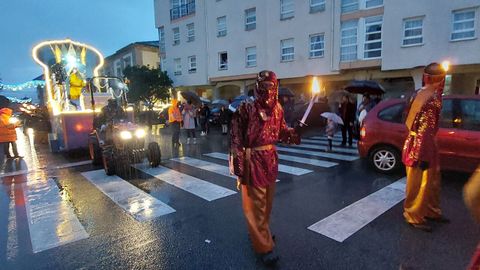 Decenas de personas disfrazadas participaron como pajes