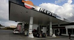 Veh�culos repostando en una gasolinera de Cervo (Lugo), en una foto de archivo.