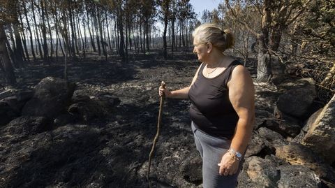 Una vecina, sobre el terreno quemado en Laxe, este domingo por la tarde 