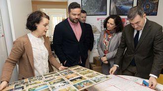 El conselleiro Rom�n Rodr�guez, con Bel�n do Campo y regidor, Juan Manuel Rodr�guez, en su visita al centro educativo cercedense 